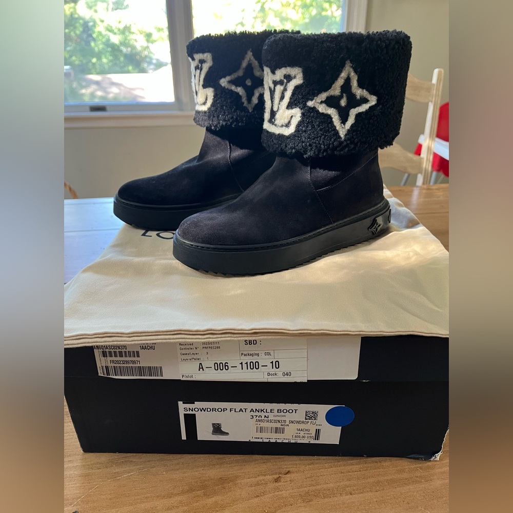 Sold! Louis Vuitton Suede Calfskin Shearling Snowdrop Flat Ankle Boot 7/37 Black